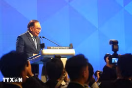 El primer ministro de Malasia, Datuk Seri Anwar Bin Ibrahim, pronuncia un discurso especial en el 22.º Diálogo de Shangri-La (Foto: VNA)