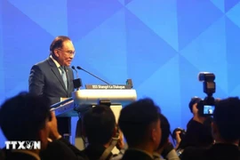 El primer ministro de Malasia, Datuk Seri Anwar Bin Ibrahim, pronuncia un discurso especial en el 22.º Diálogo de Shangri-La (Foto: VNA)