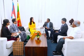 La embajadora de Vietnam en Sri Lanka, Trinh Thi Tam, conversa con el gobernador Nagalingam Vethanayahan (Foto: Embajada de Vietnam en Sri Lanka)