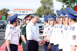 El secretario general del Partido Comunista de Vietnam, To Lam, saluda a los oficiales (Foto: VNA)