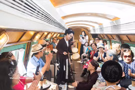 Los turistas disfrutan del recorrido "Las Cinco Puertas de Hanoi". (Foto: VNA)