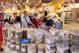 Los consumidores compran en el supermercado WinMart Thang Long en Hanoi. (Foto: VNA)