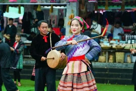 Representación de danza tradicional del grupo étnico Mong (Foto: VNA)
