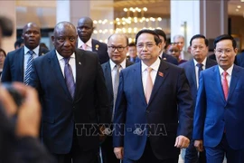 El primer ministro vietnamita, Pham Minh Chinh, y el presidente sudafricano, Matamela Cyril Ramaphosa, asisten al Foro Empresarial Vietnam-Sudáfrica (Foto: VNA)