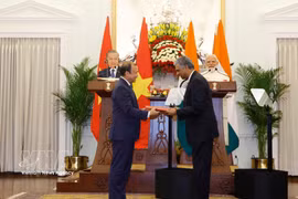 El secretario general del Partido Comunista y presidente de Vietnam, To Lam, y el primer ministro indio, Narendra Modi, presencian el intercambio de documentos de cooperación entre los dos países. (Foto: VNA)