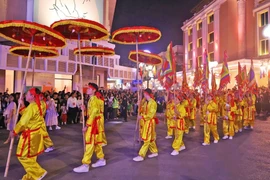 Desfile en el Festival de Diseño Creativo de Hanoi 2024 (Foto: https://hanoimoi.vn/)