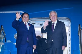 El primer ministro de Vietnam, Pham Minh Chinh, y el secretario general de la ONU, António Guterres, parten de Hanoi rumbo a Malasia para participar en la 47ª Cumbre de la ASEAN y las cumbres relacionadas (Foto: VNA)