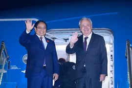 El primer ministro de Vietnam, Pham Minh Chinh, y el secretario general de la ONU, António Guterres, parten de Hanoi rumbo a Malasia para participar en la 47ª Cumbre de la ASEAN y las cumbres relacionadas (Foto: VNA)