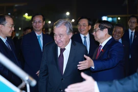 El primer ministro de Vietnam, Pham Minh Chinh, y el secretario general de la ONU, António Guterres, parten de Hanoi rumbo a Malasia para participar en la 47ª Cumbre de la ASEAN y las cumbres relacionadas (Foto: VNA)