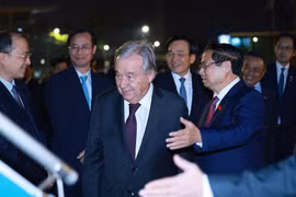 El primer ministro de Vietnam, Pham Minh Chinh, y el secretario general de la ONU, António Guterres, parten de Hanoi rumbo a Malasia para participar en la 47ª Cumbre de la ASEAN y las cumbres relacionadas (Foto: VNA)