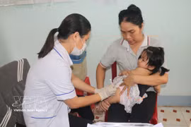 Vacunación a una niña en la provincia de Dong Thap (Foto: VNA)