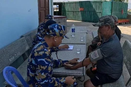 Los médicos militares chequean el estado de salud de los pescadores (Foto: VNA)