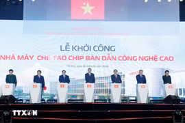 El secretario general del Partido Comunista de Vietnam, To Lam, el primer ministro Pham Minh Chinh y otros delegados dan inicio a la construcción de una planta de fabricación de chips semiconductores de alta tecnología. (Foto: VNA)