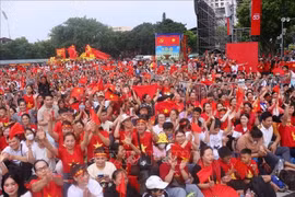 Los pobladores esperan con entusiasmo para ver el segundo ensayo del desfile por el Día Nacional (Foto: VNA)