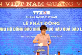La directora general de la VNA, Vu Viet Trang, ofrece una donación para apoyar a las personas afectadas a superar las consecuencias de las tormentas e inundaciones. (Foto: VNA)