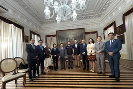 Los embajadores de la ASEAN se reúnen con el alcalde de Belém, Igor Normando. (Foto: VNA)
