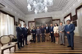 Los embajadores de la ASEAN se reúnen con el alcalde de Belém, Igor Normando. (Foto: VNA)