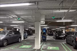 Las plazas de aparcamiento con puntos de carga están reservadas para vehículos eléctricos en los edificios (Foto: VNA)