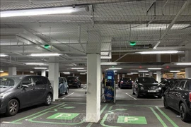 Las plazas de aparcamiento con puntos de carga están reservadas para vehículos eléctricos en los edificios (Foto: VNA)