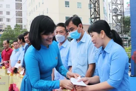 Obsequios del Tet para trabajadores con condiciones difíciles (Foto: VNA)