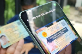 A partir del 1 de enero de 2026, solo se aceptarán tarjetas de identificación ciudadana, documentos nacionales de identidad o documentos de identidad electrónicos para realizar transacciones bancarias. (Foto: hanoimoi.vn)