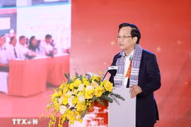 El ministro de Asuntos Étnicos y Religiosos, Dao Ngoc Dung, interviene en la ceremonia de lanzamiento del proyecto de inversión en infraestructura para una escuela preuniversitaria en la región montañosa de Viet Bac, provincia de Thai Nguyen. (Foto: VNA)