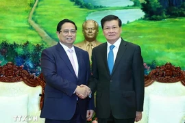 El primer ministro de Vietnam, Pham Minh Chinh (izquierda), se reúne con el secretario general del Partido Popular Revolucionario y presidente de Laos, Thongloun Sisoulith (Foto: VNA)