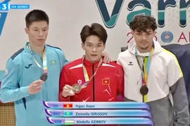 El gimnasta vietnamita Dang Ngoc Xuan Thien (centro) en el podio con la medalla de oro. (Foto: qdnd.vn)