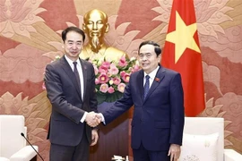 El presidente de la Asamblea Nacional de Vietnam, Tran Thanh Man (derecha), recibe al embajador chino, He Wei (Foto: VNA)