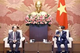 El presidente de la Asamblea Nacional de Vietnam, Tran Thanh Man (derecha), conversa con el embajador cubano, Rogelio Polanco Fuentes. (Foto: VNA)