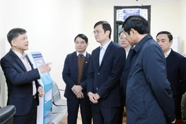 La delegación del Consejo Nacional Electoral inspecciona los preparativos para las elecciones en el barrio de Viet Tri, en Phu Tho (Foto: VNA)