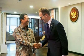 El ministro indonesio de Asuntos Marítimos y Pesca, Sakti Wahyu Trenggono (izquierda), se reúne con el embajador de Reino Unido en Yakarta, Dominic Jermey (Foto: https://en.antaranews.com/)