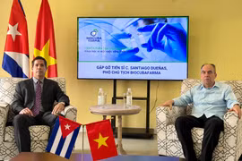 El embajador cubano Rogelio Polanco Fuentes (derecha) y el Doctor Santiago Dueñas Carrera, vicepresidente del BioCubaFarma (Foto: VNA)