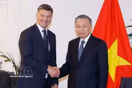 El secretario general del Comité Central del Partido Comunista de Vietnam y presidente de Vietnam, To Lam (derecha), recibe a Angus Taylor, líder de la oposición y dirigente del Partido Liberal de Australia. (Foto: VNA)