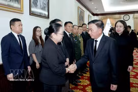 El miembro del Buró Político e integrante permanente del Secretariado del Comité Central del PCV, Tran Cam Tu (segundo por la derecha), expresa sus condolencias a la embajadora de Laos en Vietnam, Khamphao Ernthavanh, el 10 de agosto. (Foto: VNA)