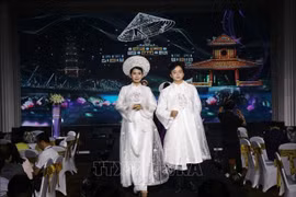 Desfile de Ao Dai (túnica tradicional vietnamita) en el evento (Foto: VNA)
