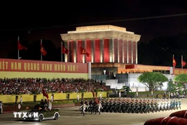 La guardia de honor de la Armada, las fuerzas de infatería y aéreas ensaya en la Plaza Ba Dinh. (Foto: VNA)