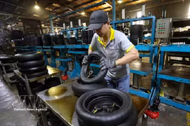 Producción de neumáticos para motocicletas en la fábrica de CAMEL Vietnam Rubber Co., Ltd., una empresa de propiedad tailandesa ubicada en la zona económica de la Puerta Fronteriza Internacional de Lao Bao, en la provincia de Quang Tri. (Foto: VNA)