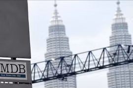 Una valla publicitaria del 1MDB se exhibe frente a un edificio en Kuala Lumpur, Malasia. (Foto: AFP/VNA)