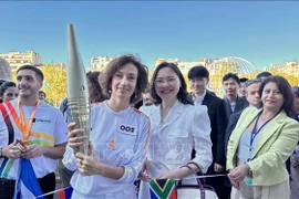 La directora general de la UNESCO, Audrey Azoulay, y la embajadora Nguyen Thi Van Anh, representante permanente de Vietnam ante la UNESCO, en una ceremonia de recepción de la Antorcha Paralímpica en la sede de la UNESCO. (Foto: VNA)