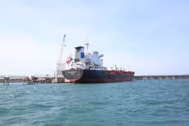 El buque Au Lac Eagle de la Corporación de Comercio de Importación y Exportación Thanh Le recibe gasolina E10 RON95 en el puerto de la refinería de petróleo de Dung Quat. (Foto: nangluongvietnam.vn)