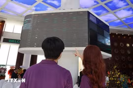 Los inversores siguen de cerca la evolución del mercado de valores. (Foto: VNA)