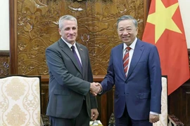 El presidente de Vietnam, To Lam (derecha), recibió al embajador de Bielorrusia en Hanoi, Uladzimir Baravikou, el 3 de julio de 2024. (Foto: VNA)