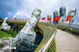 Puente Dorado, un destino atractivo para locales y turistas cuando visitan la ciudad costera de Da Nang. (Foto: VNA)