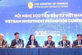 El ministro de Finanzas, Nguyen Van Thang (tercero desde la derecha) y otros funcionarios en la conferencia de promoción de inversiones en Londres, el 16 de septiembre (Foto: VNA)