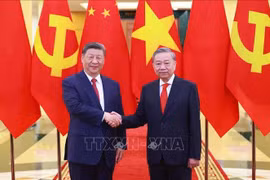 El secretario general del Partido Comunista de Vietnam, To Lam (derecha), y el secretario general del PCCh y presidente de China, Xi Jinping (Foto: VNA)