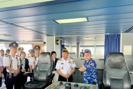 Un oficial vietnamita presenta sobre el buque CBS 8001 (Foto: VNA)
