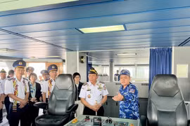 Un oficial vietnamita presenta sobre el buque CBS 8001 (Foto: VNA)