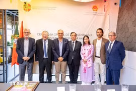 El encargado de negocios de la Embajada de Vietnam en Portugal, Nguyen Manh Thang (segundo a la izquierda), y representantes de la Asociación de Amistad Portugal-Vietnam. (Foto: VNA)