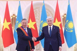 El presidente de Kazajistán, Kassym-Jomart Tokayev (derecha), entrega la Orden de Dostyk (Amistad) de Primera Clase al secretario general del Partido Comunista de Vietnam, To Lam. (Foto: VNA)